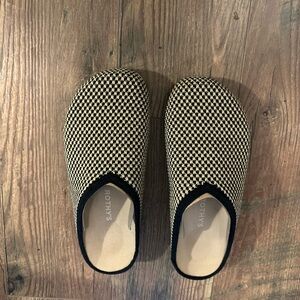 Women Rothy’s size 10 clog